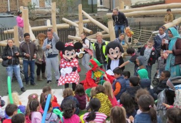 Wood St Plaza magic show
